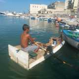 Il ragazzino di Bisceglie con l'imbarcazione che si � costruito da s�